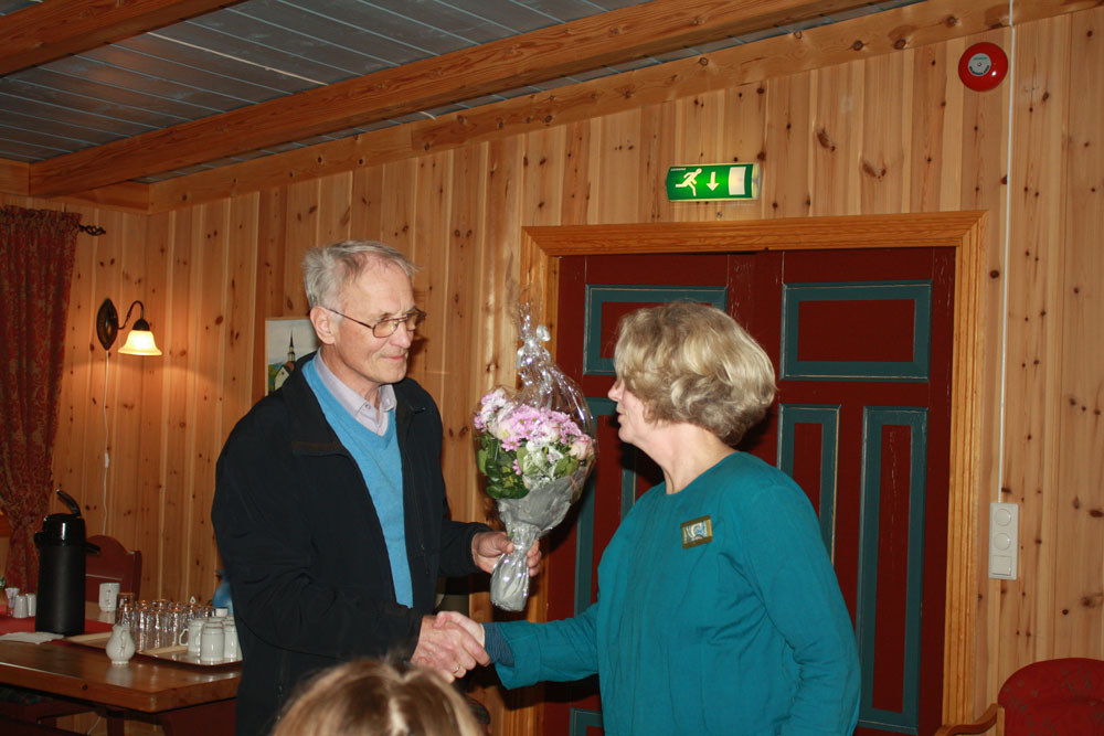 Kristian Almås gav Marit Kaldhol blomar som takk for diktlesing og kåseri