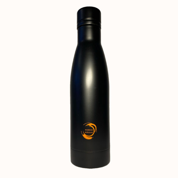 Termoflaske i svart med logoen til Noregs Mållag