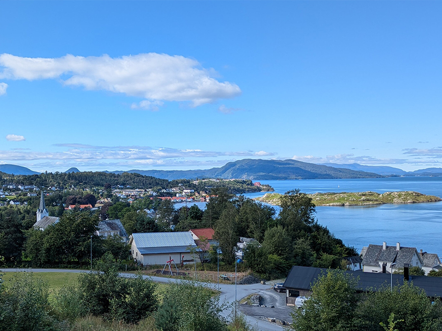 SKÅNEVIK: Kommunestyret i Etne vedtok overgang til nynorsk 18. februar. Sjølv om tilrådinga frå hovudutvalet var å halde fram med bokmål som opplæringsspråk, vann eit endringsframlegg fram, og vart vedteke mot éi røyst. Foto: Krib/Wikipedia.