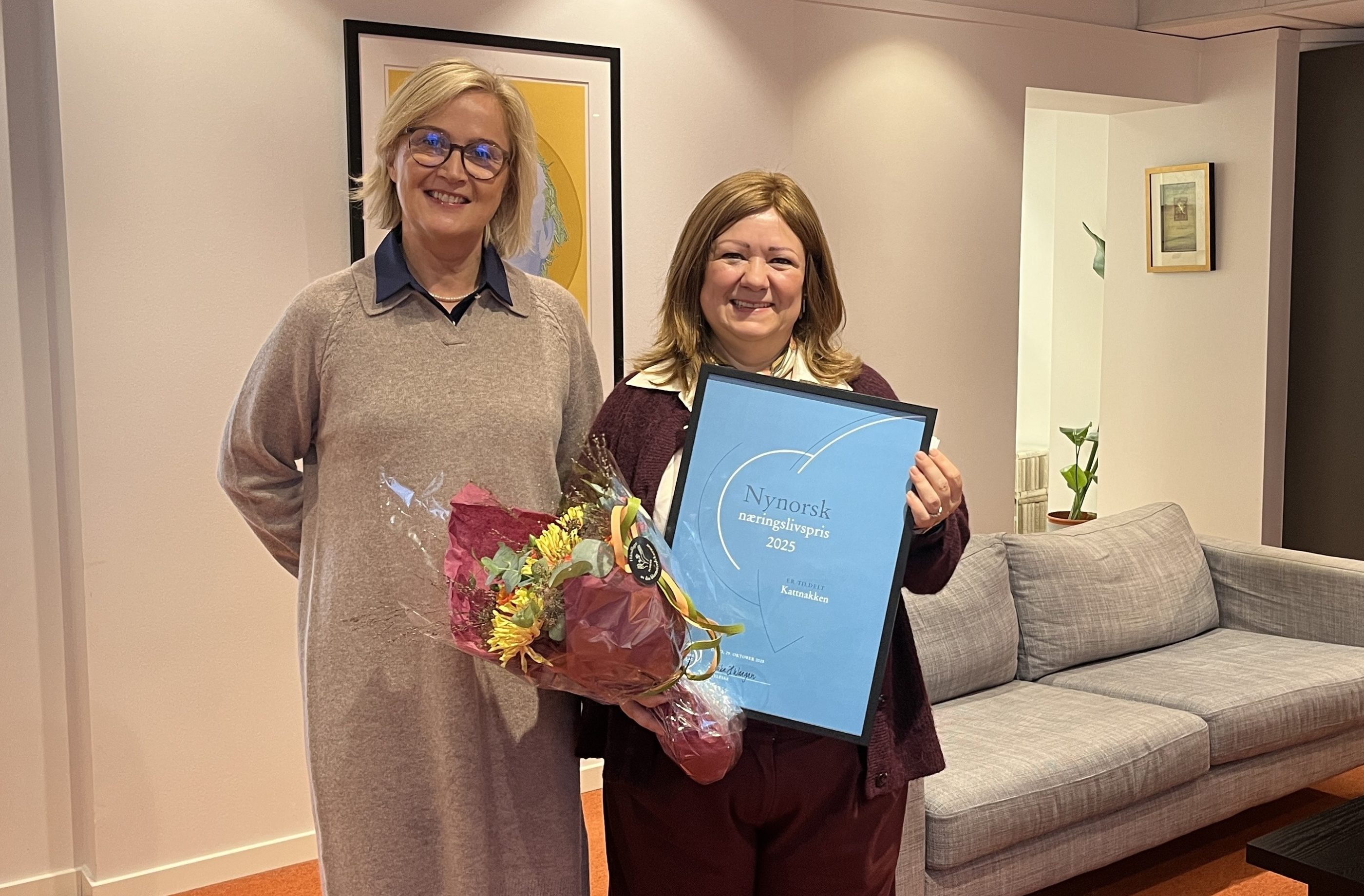 Silje Vatne Ersland og Monika Haanes Waagan_ Nynorsk  næringslivspris  2025  til  Kattnakken