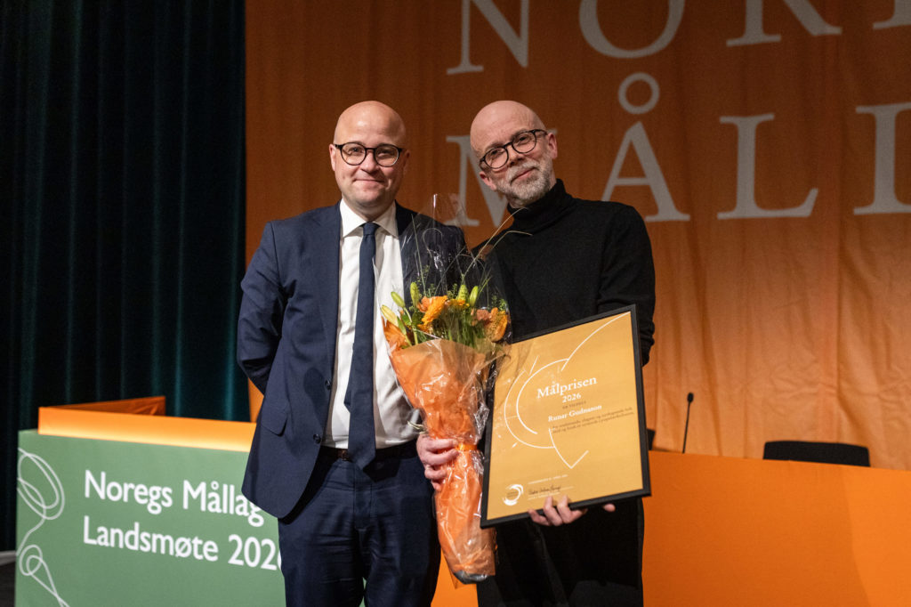 MÅLMEDIVTEN: Runar Gudnason tok imot Målprisen 2026 frå leiar Peder Lofnes Hauge under landsmøtemiddagen på Gardermoen, til stor jubel frå salen.